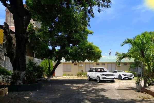 Property grounds - Entire 6-Bedroom Villa Free parking with Fast Wifi (Discovery Bay)