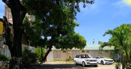 Entire 6-Bedroom Villa Free parking with Fast Wifi
