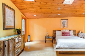 2 bedrooms, in-room safe, desk, iron/ironing board