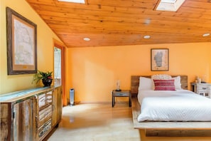 2 bedrooms, in-room safe, desk, iron/ironing board