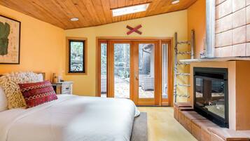 2 makuuhuonetta, tallelokero huoneessa, työpöytä, silitysrauta/-lauta