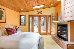 2 bedrooms, in-room safe, desk, iron/ironing board