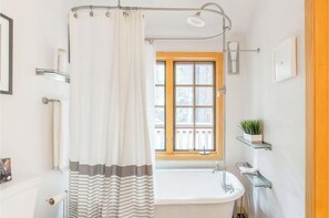 Shower, hair dryer, towels, soap - Cabin Nestled in Forested Canyon (Carmel-by-the-Sea)