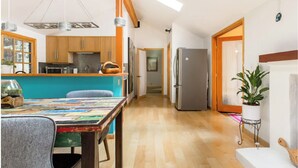 Eine moderne Küche mit Holzausstattung, einer Mittelinsel und einem Kühlschrank.