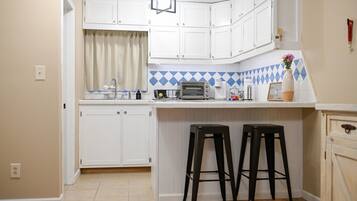 Frigorífic, microones, placa de cuina i cafetera i tetera