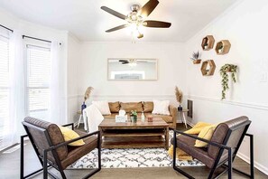 Smart-tv, een open haard, videospelletjes en tafelvoetbal