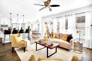 Smart-tv, een open haard, videospelletjes en tafelvoetbal