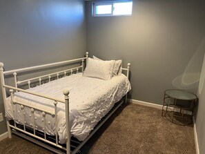 2 bedrooms, travel cot, WiFi, bed sheets - Entire Orem Basement Apartment (Orem)