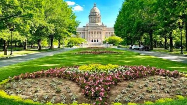 A large building with a dome, surrounded by well-maintained lawns and trees. - Farmhouse Cottage local Horse farms, Distilleries, Winery Tours, walking trails. (Frankfort)
