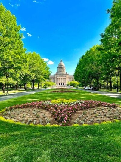 Farmhouse Cottage local Horse farms, Distilleries, Winery Tours, walking trails.