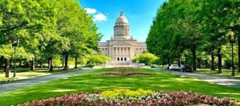 Farmhouse Cottage local Horse farms, Distilleries, Winery Tours, walking trails.