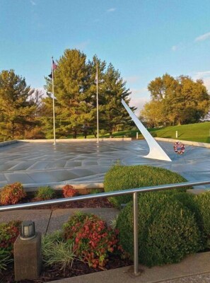 Property grounds - Farmhouse Cottage local Horse farms, Distilleries, Winery Tours, walking trails. (Frankfort)