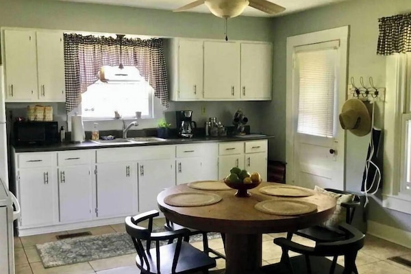 ثلاجة، ميكروويف، فرن، موقد طهي مسطح