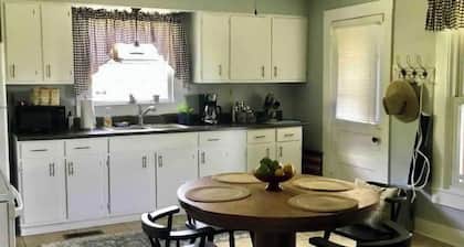 Farmhouse Cottage local Horse farms, Distilleries, Winery Tours, walking trails.
