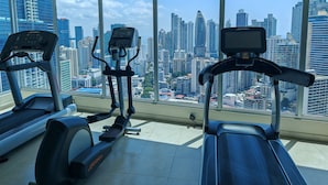 A gym with treadmills and an elliptical machine, large windows with a cityscape view. - Best Location, 2 bed, 2baths, High Speed Internet (Panamá)