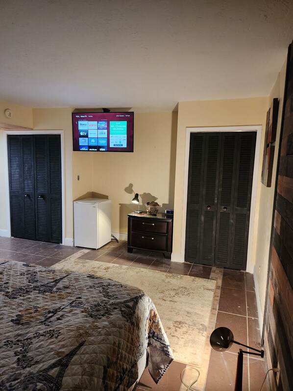 Economy Studio Suite, 1 Bedroom, Non Smoking, Park View | Living area | 50-inch Smart TV with digital channels, TV, Netflix - Grenelefe Tennis & Golf Resort (Haines City)