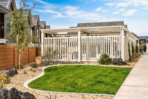 Property grounds - Attractive New End Unit Townhome- Perfect Location and Close To Everything! (Santa Clara)