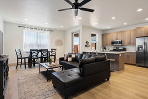 Smart TV - Attractive New End Unit Townhome- Perfect Location and Close To Everything! (Santa Clara)