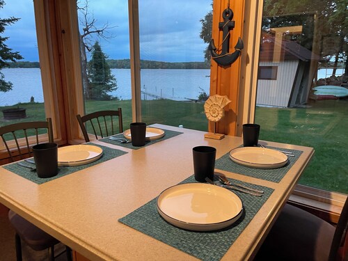 New Listing! The “Looney Bin” Four Season Cozy Lakefront Cabin on Nelson Lake 