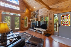 Smart TV, chimenea, reproductor de DVD y futbolito 