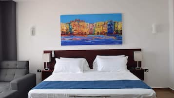 Camas con efecto memoria, escritorio y tabla de planchar con plancha