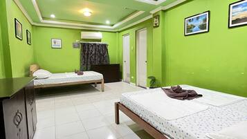 Family Studio Suite | Desk, free WiFi