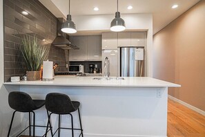 ثلاجة، ميكروويف، فرن، موقد طهي مسطح