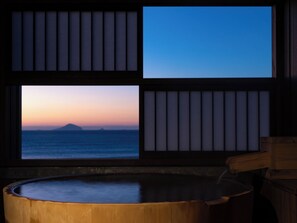 Superior Twin Room, Balcony, Ocean View (Retro Modern, Corner room) | Bathroom | Slippers, towels, soap, shampoo - Isoarukinoyuyado Ushiogumo (Kawazu)
