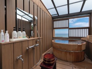 高级双床房, 阳台, 海洋景观 (Retro Modern, Corner room) | 浴室 | 拖鞋、毛巾、肥皂、洗发水