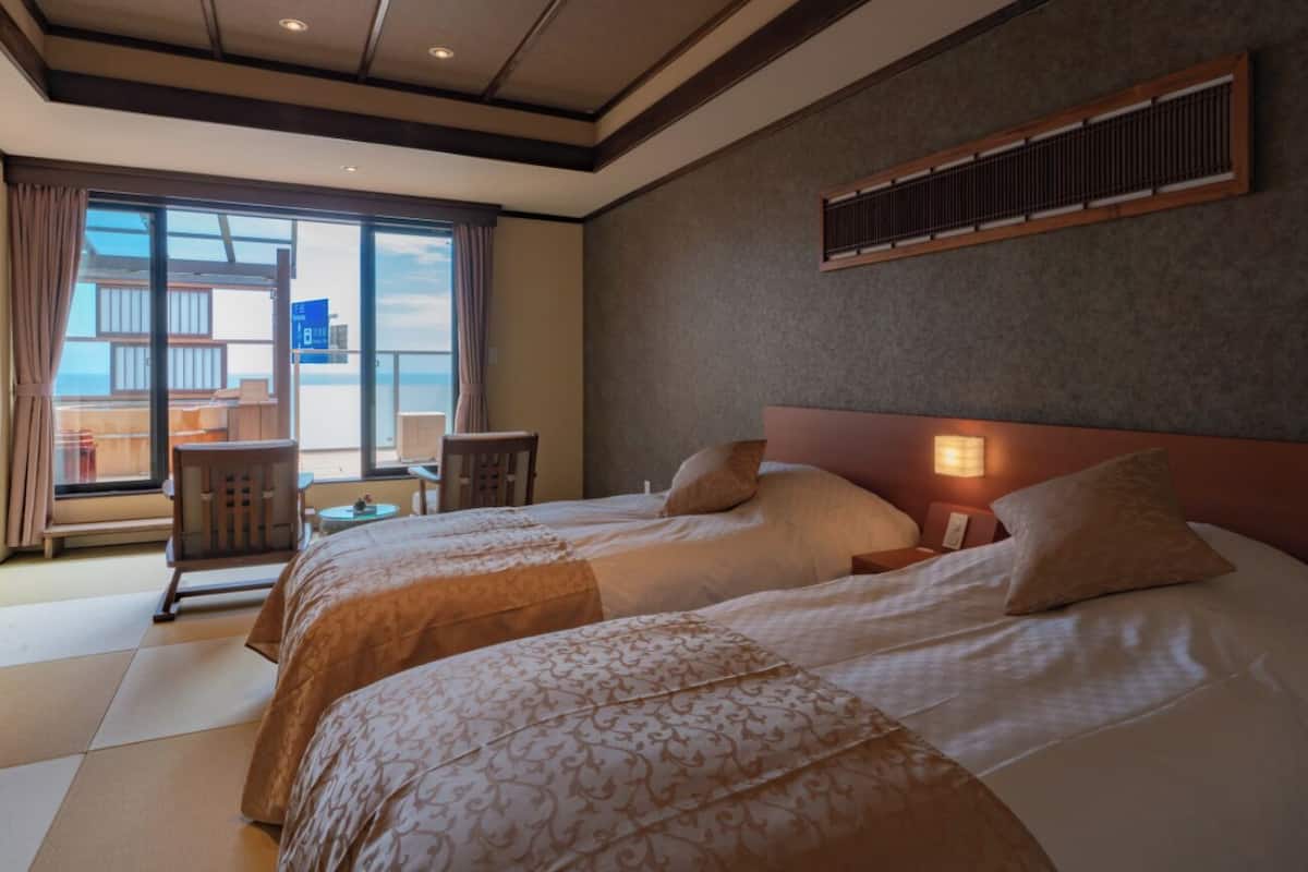 Quarto duplo superior, sacada, vista para o oceano (Retro Modern, Corner room) | Roupas de cama premium, edredons de pluma, cofres nos quartos
