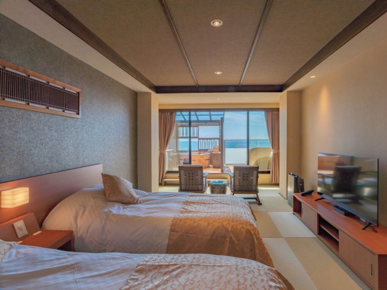 ห้องดีลักซ์ทวิน, ระเบียง, วิวทะเล (Retro Modern, Corner room) | เครื่องนอนระดับพรีเมียม, ผ้านวมขนเป็ด, ตู้นิรภัยในห้องพัก, Wi-Fi ฟรี