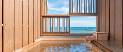 经济双床房, 阳台, 海洋景观 (Retro Modern) | 浴室 | 拖鞋、毛巾、肥皂、洗发水