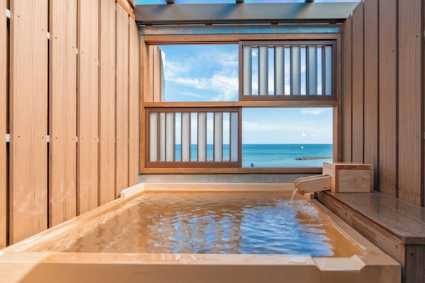 Economy Twin Room, Balcony, Ocean View (Retro Modern) | Bilik Mandi | Selipar, tuala disediakan, sabun, syampu