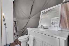 Een douche, een haardroger, handdoeken, zeep