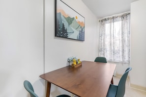 Dining - King Bed Private Parking  Fast Internet (Poughkeepsie)