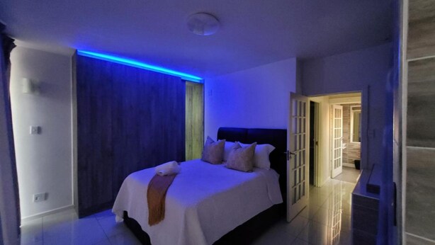 Tweepersoonskamer, 1 kingsize bed met slaapbank | Verduisterende gordijnen, een strijkplank/strijkijzer, gratis wifi