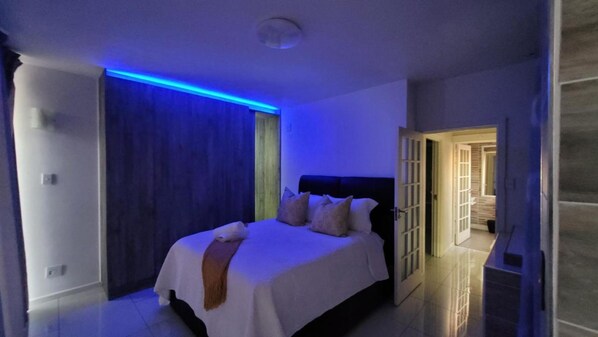 Habitación doble, 1 cama King size y sofá cama | Cortinas blackout, tabla de planchar con plancha y wifi gratis