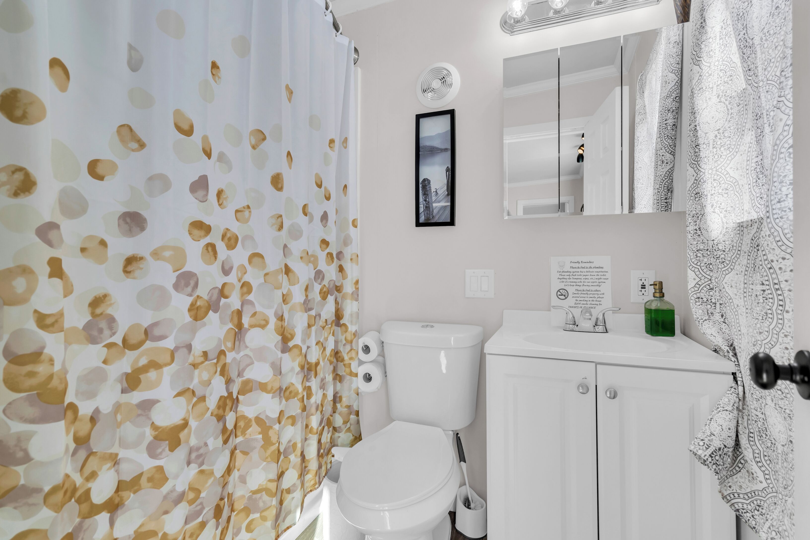 Haartrockner, Handtücher, Seife, Shampoo