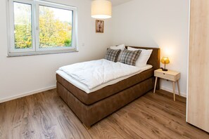 3 bedrooms, travel crib, free WiFi, bed sheets