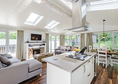 2 bedroom accommodation in Wootton Bridge, Nr Cowes