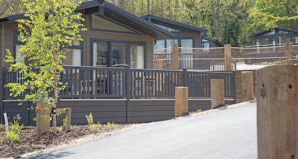 2 bedroom accommodation in Wootton Bridge, Nr Cowes