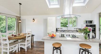 2 bedroom accommodation in Wootton Bridge, Nr Cowes