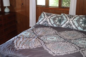 4 bedrooms, iron/ironing board, WiFi, bed sheets