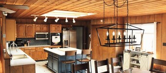 4B Lakefront home off M22 with access to Lake Michigan!