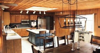 4B Lakefront home off M22 with access to Lake Michigan!