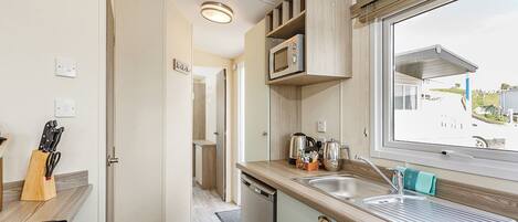 Een koelkast, een oven, een kookplaat, een broodrooster