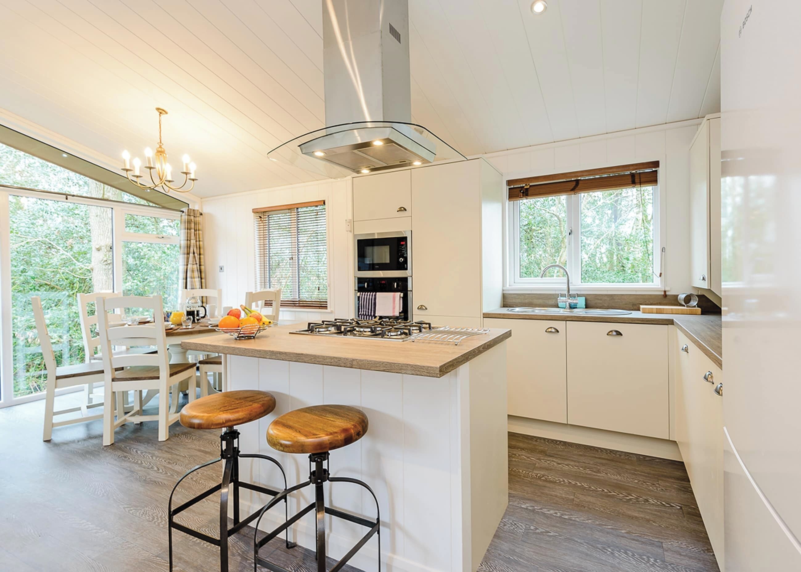 Kjøleskap, ovn, kokeplater og brødrister