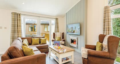 3 bedroom accommodation in Holton Heath