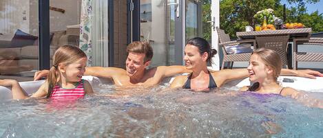 Outdoor spa tub