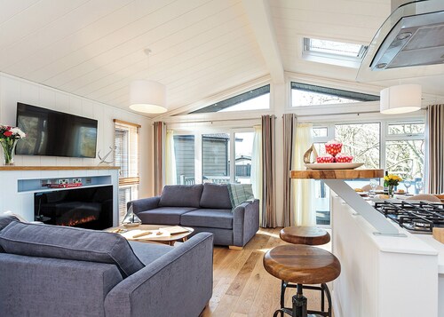 2 bedroom accommodation in Wootton Bridge, Nr Cowes